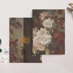 Puede incluir: Una ilustración de estilo vintage de un ramo de rosas blancas en un jarrón. Las rosas están rodeadas de hojas verde oscuro y follaje burdeos. El fondo es un lienzo descolorido de color crema.