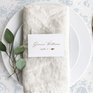 Plantilla de tarjeta de lugar de boda imprimible con rosas francesas, tarjeta de nombre de mesa clásica vintage editable con opción de comida, doblada plana, Emma dorada