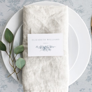Plantilla imprimible para tarjetas de lugar de boda con rosas francesas, tarjeta de nombre vintage editable con opciones de comida, plegada plana, azul polvoriento Emma