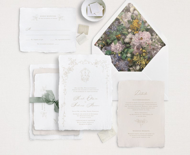 Pu&ograve; includere: Suite di inviti di nozze con un design floreale sulla busta. L'invito presenta uno sfondo bianco con calligrafia dorata e uno stemma. La carta RSVP ha uno sfondo bianco con un bordo dorato. La carta dei dettagli ha uno sfondo rosa chiaro con calligrafia dorata.