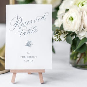 Panneau de table réservé, modèle imprimable de mariage de roses françaises, carte modifiable 5 x 7 élégant bleu cendré | Emma