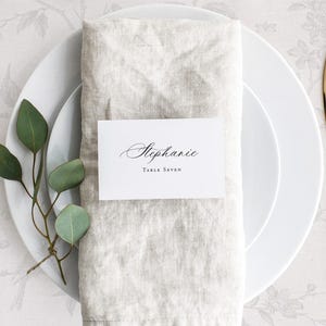 Plantilla para tarjetas de lugar de boda con caligrafía negra imprimible, disposición de mesa editable con opción de comida, tarjeta de nombre plegada plana, CS