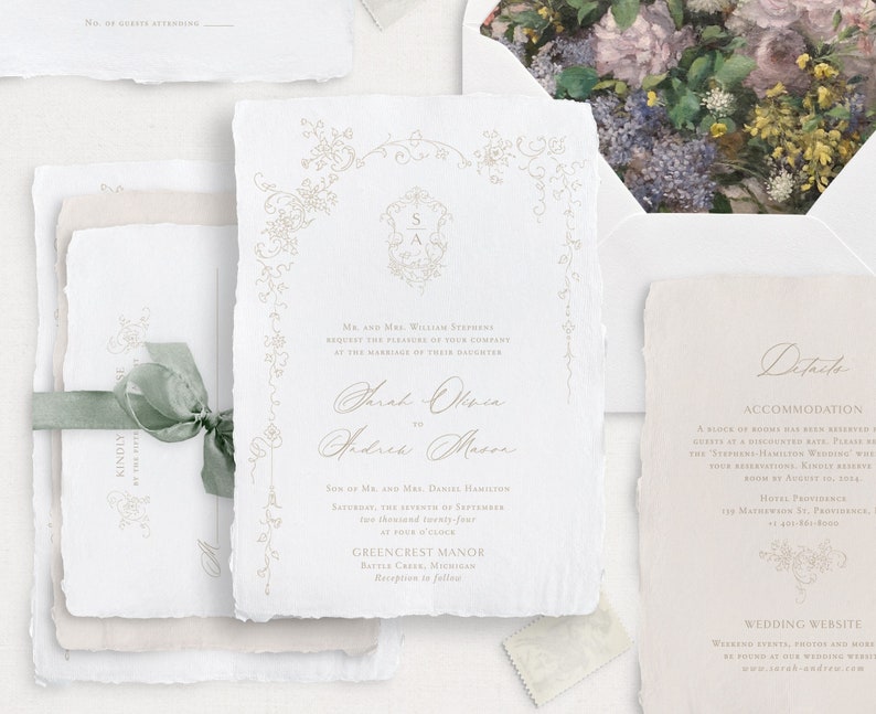 Pu&ograve; includere: Un set di inviti di nozze con sfondo bianco e calligrafia dorata. L'invito presenta un design floreale e i nomi "Sarah Olsen" e "Andrew Mason". La carta dei dettagli include informazioni sul luogo del matrimonio, Greencrest Manor, e dettagli sulla sistemazione.