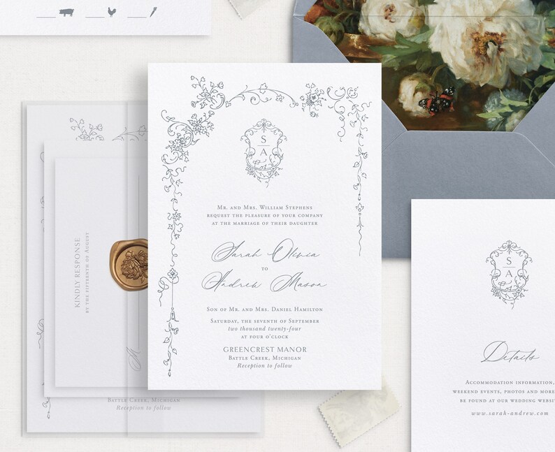 Pu&ograve; includere: Un invito di nozze con sfondo bianco e un design floreale blu. L'invito presenta i nomi "Sarah Olsen" e "Andrew Mason" e la data "7 settembre 2024".