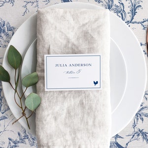 Plantilla imprimible para tarjetas de lugar de boda en azul y blanco, tarjeta editable para el nombre de la mesa con opciones de comida, plegada plana, estilo chinoiserie azul de Delft.