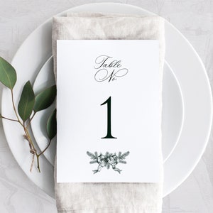 Afdrukbare sjabloon bruiloft tafelnummers, bewerkbare kleine bordkaarten met kerstdennenbladeren, tafelnummer van 5 x 7 en 4 x 6