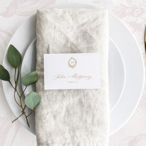 Modèle imprimable de marque-places pour mariage, cadre de table modifiable avec choix de repas carte de visite pliée à plat avec écusson doré, Mia