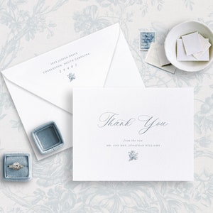 Plantilla de tarjeta de agradecimiento de boda imprimible con rosas francesas, tarjetas de agradecimiento vintage editables con dirección de remitente, azul polvoriento, Emma