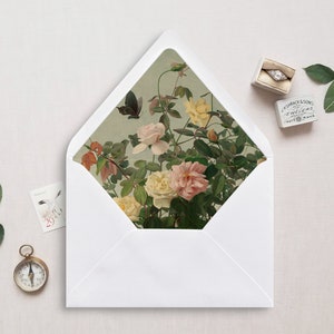 Druckbare Umschlagunterlage, A7, Euroklappe, quadratische Klappe, Blumen Stillleben Umschlageinlage für 5x7 Hochzeitseinladungen, Rosen mit Schmetterling