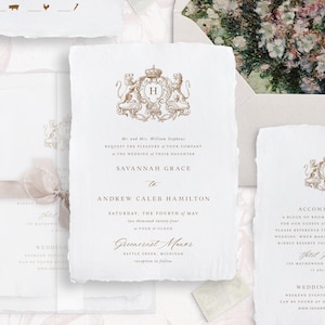 Afdrukbare sjabloon huwelijksuitnodiging set met gouden koninklijk embleem met leeuwen, bewerkbare elegante uitnodigingen, klassieke huwelijksdetails RSVP-kaarten