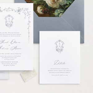 Pu&ograve; includere: Un set di inviti di nozze con un delicato design floreale e uno stemma con le iniziali "S A". La carta d'invito include i nomi "Sarah Olivia" e "Andrew Mason" e dettagli sulla cerimonia e sul ricevimento di nozze. La carta dei dettagli include informazioni sull'alloggio e un indirizzo del sito web.