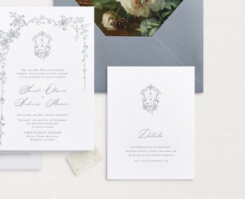 Pu&ograve; includere: Un set di inviti di nozze con un delicato design floreale e uno stemma con le iniziali "S A". La carta d'invito include i nomi "Sarah Olivia" e "Andrew Mason" e dettagli sulla cerimonia e sul ricevimento di nozze. La carta dei dettagli include informazioni sull'alloggio e un indirizzo del sito web.