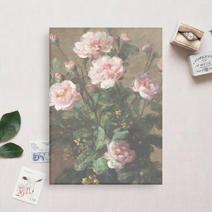 以下が含まれることがあります： ピンクのバラの花束を描いたヴィンテージの絵画。緑の葉と茎が描かれています。バラはさまざまなピンクの色合いで、花瓶に活けられています。絵画は白い背景です。