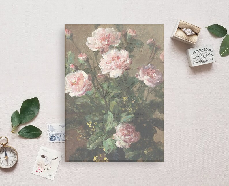 以下が含まれることがあります： ピンクのバラの花束を描いたヴィンテージの絵画。緑の葉と茎が描かれています。バラはさまざまなピンクの色合いで、花瓶に活けられています。絵画は白い背景です。
