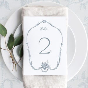Druckbare Hochzeit Tischnummern Vorlage, bearbeitbare kleine Tischschild Karten mit Staubblauen Ornamenten, 5x7 und 4x6 Tischnummer, Avelyn