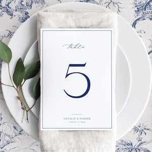 Modelo de números de mesa de casamento para impressão em azul e branco, cartões de sinalização de mesa pequenos editáveis, número de mesa Delft Blue Chinoiserie