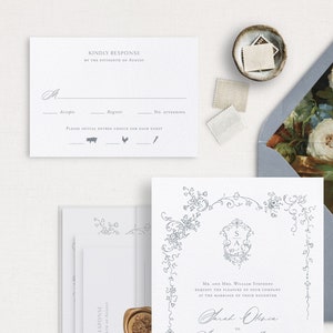 Pu&ograve; includere: Un invito di nozze bianco con un design floreale grigio e uno stemma con le iniziali "S" e "A". Il testo recita "Mr. and Mrs. William Stephens request the pleasure of your company at the marriage of their daughter Sarah Olivia to ..."