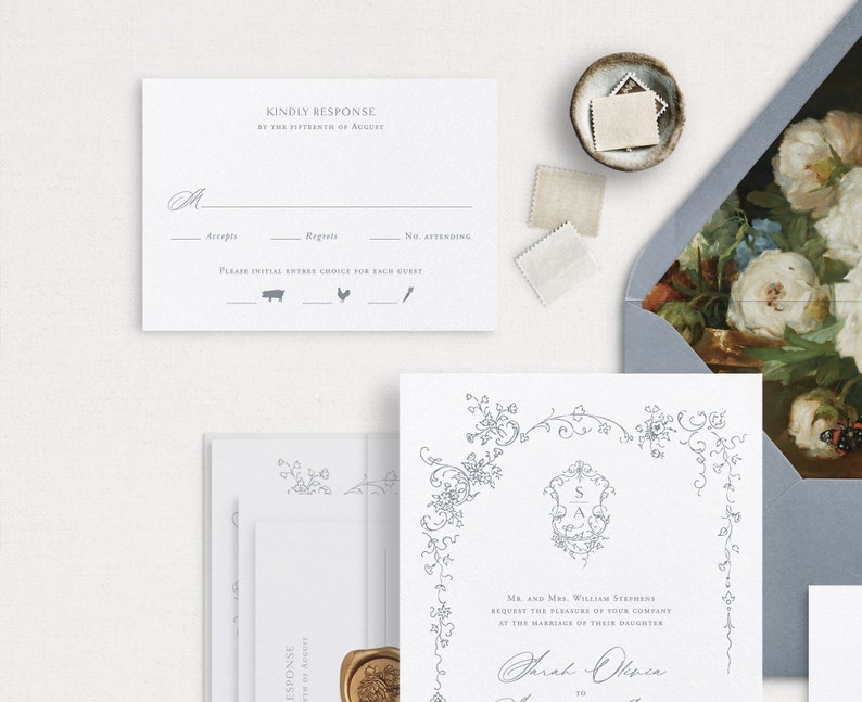 Pu&ograve; includere: Un invito di nozze bianco con un design floreale grigio e uno stemma con le iniziali "S" e "A". Il testo recita "Mr. and Mrs. William Stephens request the pleasure of your company at the marriage of their daughter Sarah Olivia to ..."