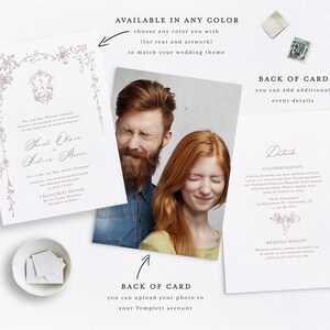 Pu&ograve; includere: Un modello di invito di nozze con un design floreale rosa. Il testo sull'invito recita "Sarah Olivia e Frederick Mason". Il retro della carta include una foto di una coppia e dettagli sul matrimonio.