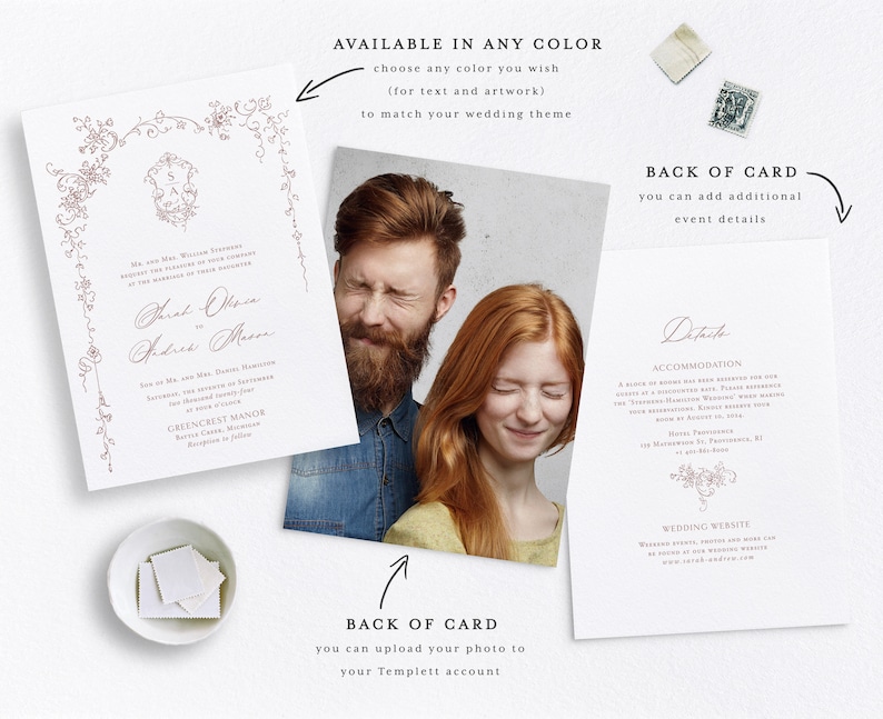 Pu&ograve; includere: Un modello di invito di nozze con un design floreale rosa. Il testo sull'invito recita "Sarah Olivia e Frederick Mason". Il retro della carta include una foto di una coppia e dettagli sul matrimonio.