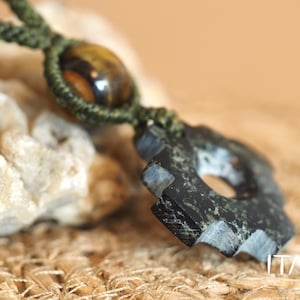 Chakana serpentine foncé des Andes · Collier talisman en macramé fait main | Bijoux artisanaux fabriqués à la main en pierres précieuses naturelles | Fabriqué au Pérou