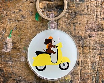 Keychain Koos on the scooter