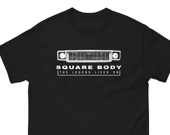 Puede incluir: Camiseta negra con un gráfico blanco de una parrilla de camión vintage y el texto "SQUARE BODY THE LEGEND LIVES ON".