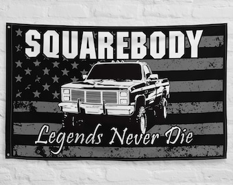Puede incluir: Bandera en blanco y negro con una camioneta vintage y el texto "SQUAREBODY Legends Never Die".