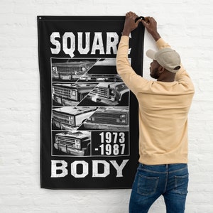 Drapeau de camion à carrosserie carrée, produits dérivés Squarebody, conception C10, décoration de garage d'art Silverado K10, affiche de dortoir, cadeau homme des cavernes pour mari