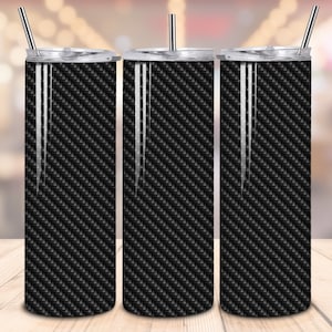 Könnte beinhalten: Drei Edelstahlbecher mit einem schwarzen Carbonfaser-Muster. Die Becher haben einen silbernen Deckel und einen Strohhalm.