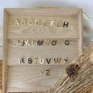 Pines de letras bañados en oro: ¡Coloca tus iniciales o cualquier frase que quieras para personalizar tu bolso!