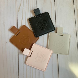 Lindo e pequeno espelho de bolso quadrado compacto com bolsa de viagem protetora de couro vegano, um mini presente doce e útil!