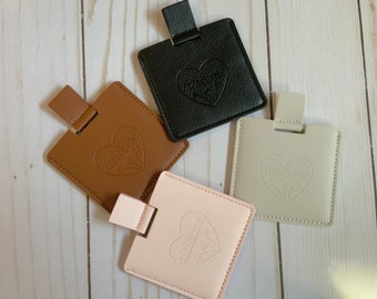 Joli petit miroir de poche carré compact avec pochette de voyage protectrice en cuir végétalien, un mini cadeau pratique et doux !