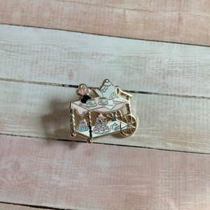 Vergoldeter Nachmittagstee-Service Teewagen Emaille Pin mit Teekanne, Teetassen und süßem Kuchen! Tee Liebhaber perfektes Pin Geschenk!