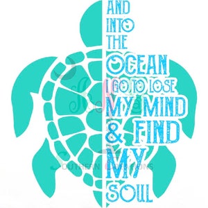 Puede incluir: Una silueta de tortuga marina azul turquesa con el texto "And into the ocean I go to lose my mind & find my soul" en azul.