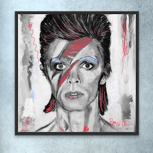 Puede incluir: Un retrato en blanco y negro de David Bowie con un rayo rojo y azul pintado en su rostro. El fondo es un lienzo blanco con líneas rojas y azules.