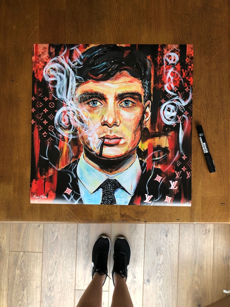 Puede incluir: Una pintura colorida de un hombre con cabello oscuro, que lleva un traje y una corbata, fumando un cigarrillo. El fondo es un patr&oacute;n rojo y negro con el logotipo de Louis Vuitton.