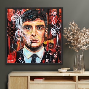 Puede incluir: Una pintura de un hombre con cabello oscuro y traje, fumando un cigarrillo. El fondo es un patr&oacute;n abstracto rojo y negro con el logotipo de Louis Vuitton.