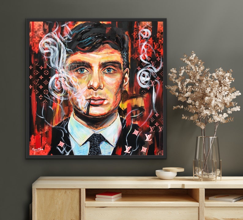 Puede incluir: Una pintura de un hombre con cabello oscuro y traje, fumando un cigarrillo. El fondo es un patr&oacute;n abstracto rojo y negro con el logotipo de Louis Vuitton.