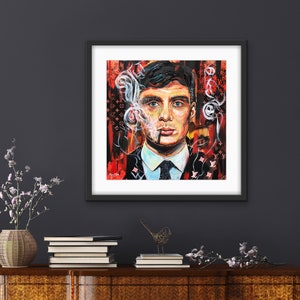 Puede incluir: Una pintura de un hombre con cabello oscuro y ojos azules. Lleva un traje y corbata y tiene un cigarrillo en la boca. El fondo es un dise&ntilde;o abstracto rojo y negro con humo blanco.