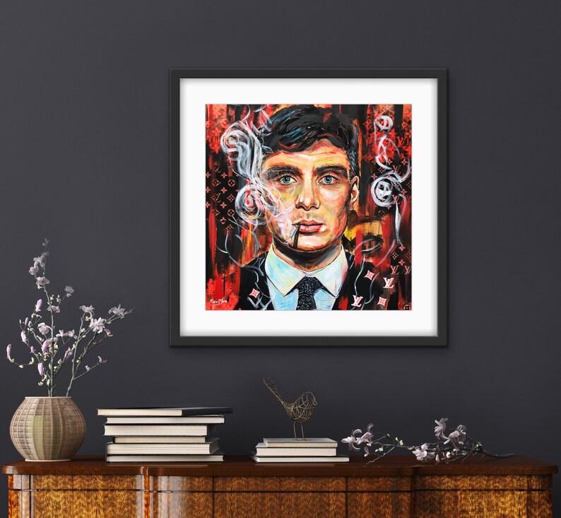 Puede incluir: Una pintura de un hombre con cabello oscuro y ojos azules. Lleva un traje y corbata y tiene un cigarrillo en la boca. El fondo es un dise&ntilde;o abstracto rojo y negro con humo blanco.