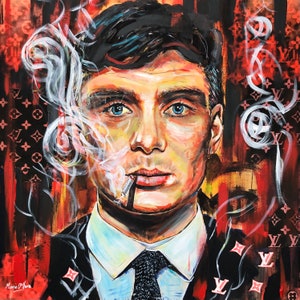 Puede incluir: Una pintura de un hombre con cabello oscuro y una expresi&oacute;n seria. Lleva un traje y corbata y tiene un cigarrillo en la boca. El fondo es un patr&oacute;n rojo y blanco.