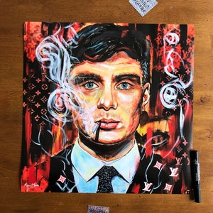 Puede incluir: Una pintura colorida de un hombre con cabello oscuro, ojos azules y un cigarrillo en la boca. El fondo es un dise&ntilde;o abstracto rojo, negro y blanco con el logotipo de Louis Vuitton repetido en todo.