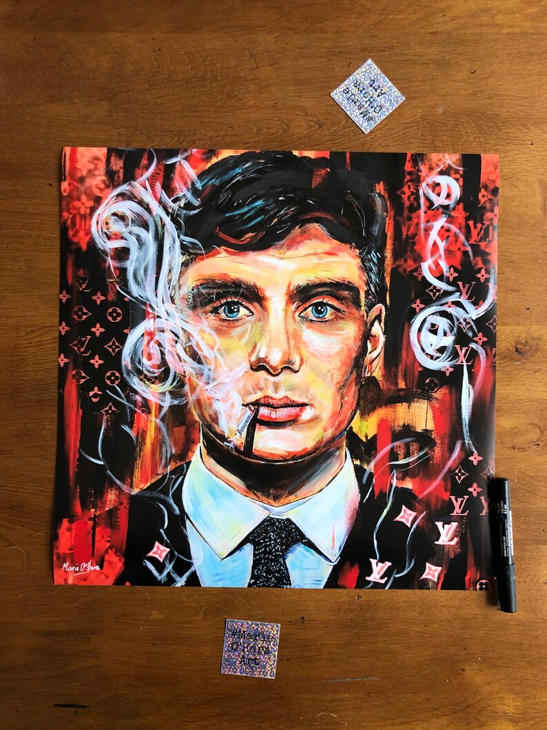 Puede incluir: Una pintura colorida de un hombre con cabello oscuro, ojos azules y un cigarrillo en la boca. El fondo es un dise&ntilde;o abstracto rojo, negro y blanco con el logotipo de Louis Vuitton repetido en todo.