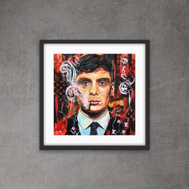 Puede incluir: Una pintura de un hombre con cabello oscuro y una expresi&oacute;n seria. Lleva un traje y corbata y tiene un cigarrillo en la boca. El fondo es un dise&ntilde;o abstracto rojo y negro con un patr&oacute;n de Louis Vuitton.