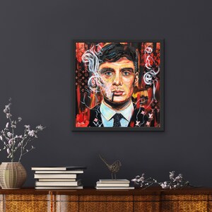 Puede incluir: Una pintura de un hombre con cabello oscuro y un traje oscuro. Est&aacute; fumando un cigarrillo y tiene una expresi&oacute;n seria en su rostro. El fondo es un dise&ntilde;o abstracto rojo y negro con el logotipo de Louis Vuitton.