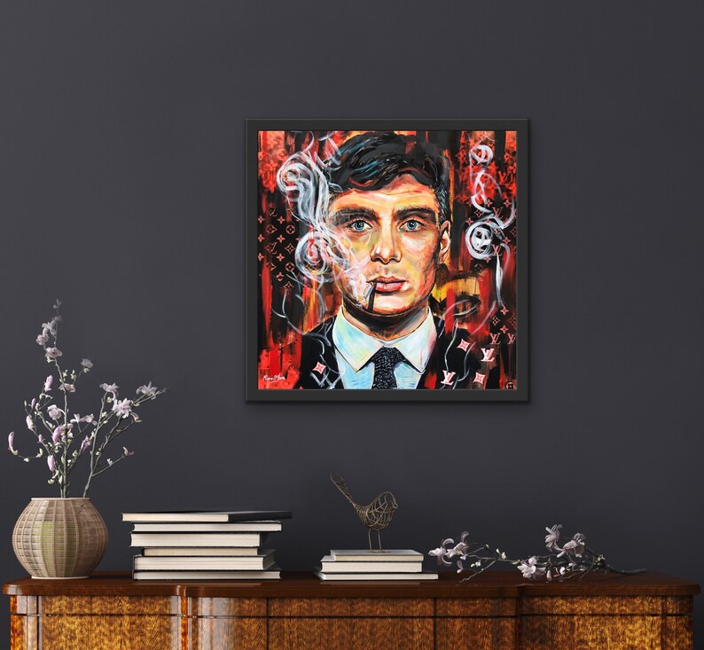 Puede incluir: Una pintura de un hombre con cabello oscuro y un traje oscuro. Est&aacute; fumando un cigarrillo y tiene una expresi&oacute;n seria en su rostro. El fondo es un dise&ntilde;o abstracto rojo y negro con el logotipo de Louis Vuitton.