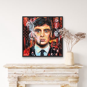 Puede incluir: Una pintura de un hombre con cabello oscuro y un traje negro. Est&aacute; fumando un cigarrillo y tiene una expresi&oacute;n seria en su rostro. El fondo es un dise&ntilde;o abstracto rojo y negro con el logotipo de Louis Vuitton.