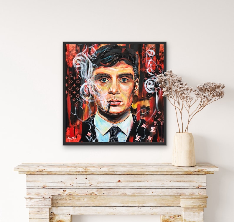 Puede incluir: Una pintura de un hombre con cabello oscuro y un traje negro. Est&aacute; fumando un cigarrillo y tiene una expresi&oacute;n seria en su rostro. El fondo es un dise&ntilde;o abstracto rojo y negro con el logotipo de Louis Vuitton.