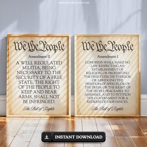 Könnte beinhalten: Zwei gerahmte Drucke mit dem Text "We the People" und Auszügen aus der Bill of Rights. Die Drucke haben einen pergamentartigen Hintergrund und Holzrahmen. Unten im Bild befindet sich ein schwarzer Button mit "INSTANT DOWNLOAD".